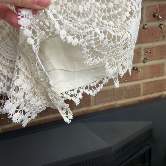 a.n.a Crochet Lace Scalloped White Elastic Shorts, Size M - Picture 3 of 8